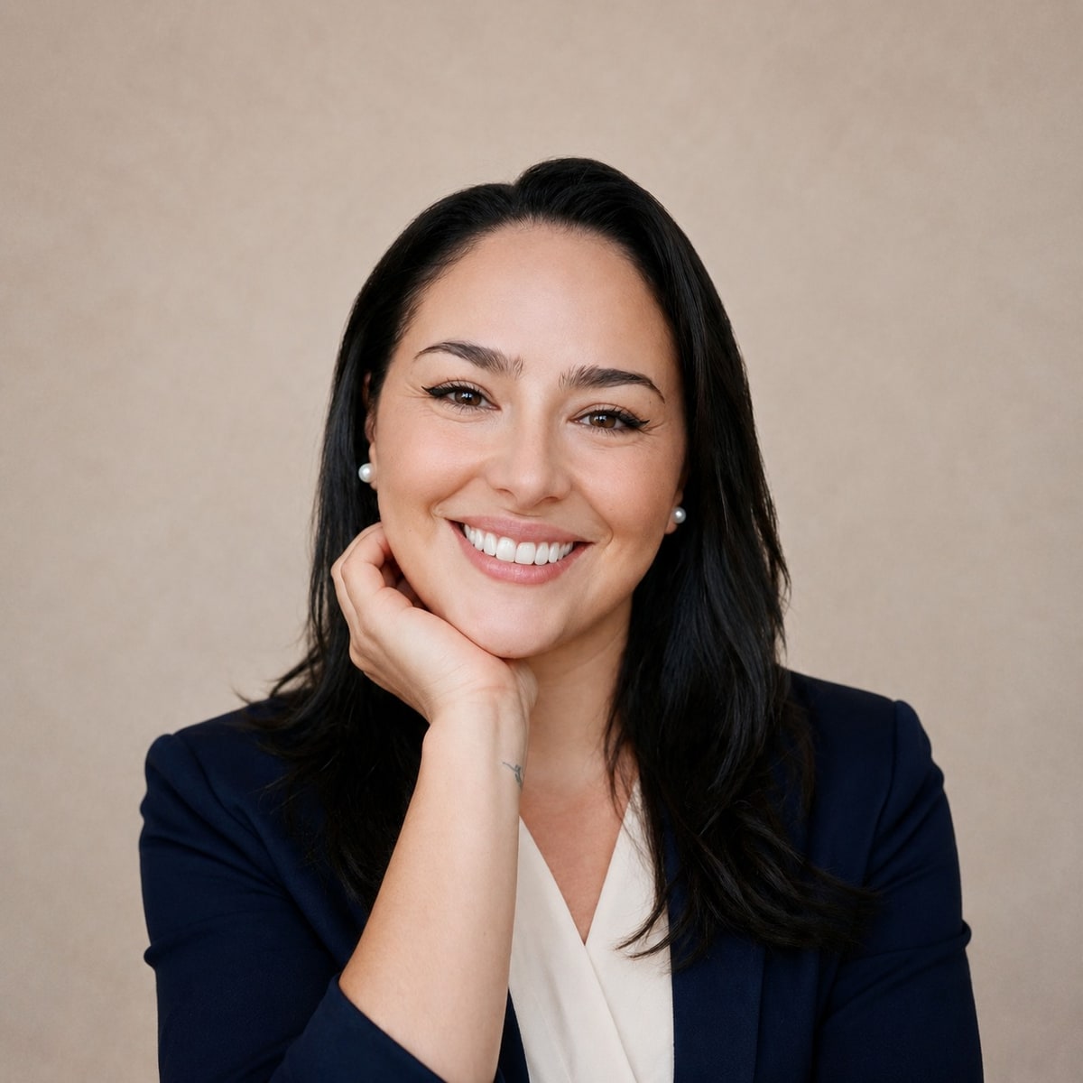 Sirlei Maria de Souza, psicóloga, sorrindo com a mão apoiada no queixo.